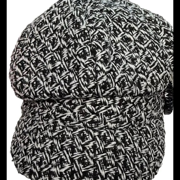 Women’s Crocheted Knit Winter Newsboy Cap Hat Black & White Criss Cross Pattern - Picture 2 of 9
